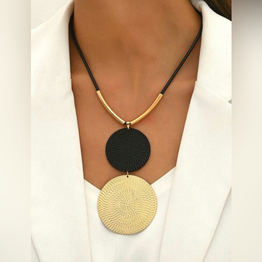 Last One! Beautiful Black & Gold Statement Necklace - Picture 3 of 10